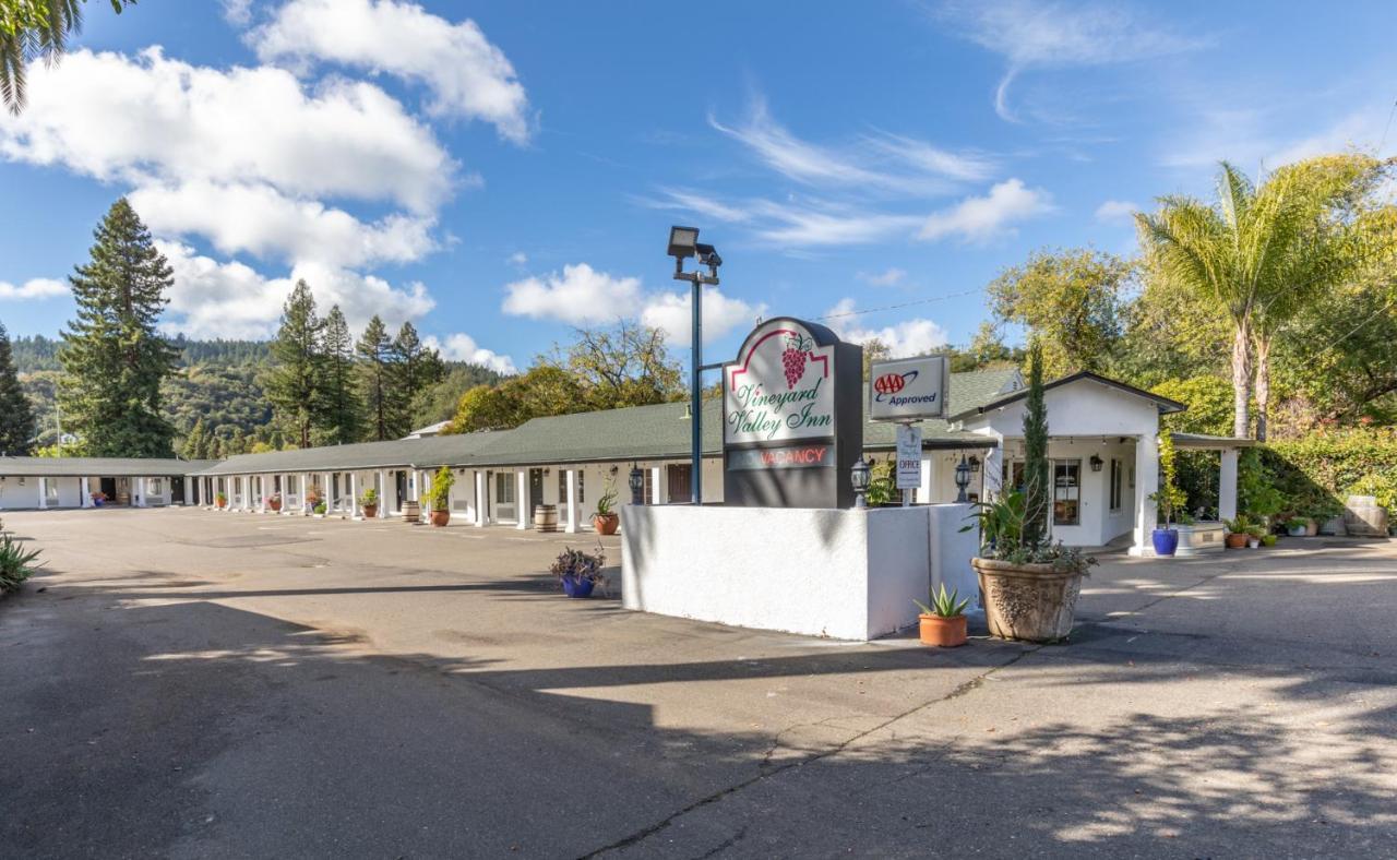 Vineyard Valley Inn Cloverdale Buitenkant foto