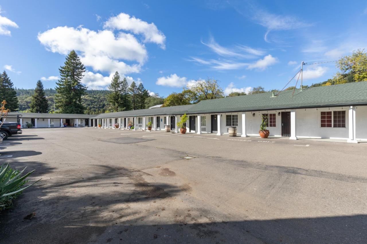 Vineyard Valley Inn Cloverdale Buitenkant foto