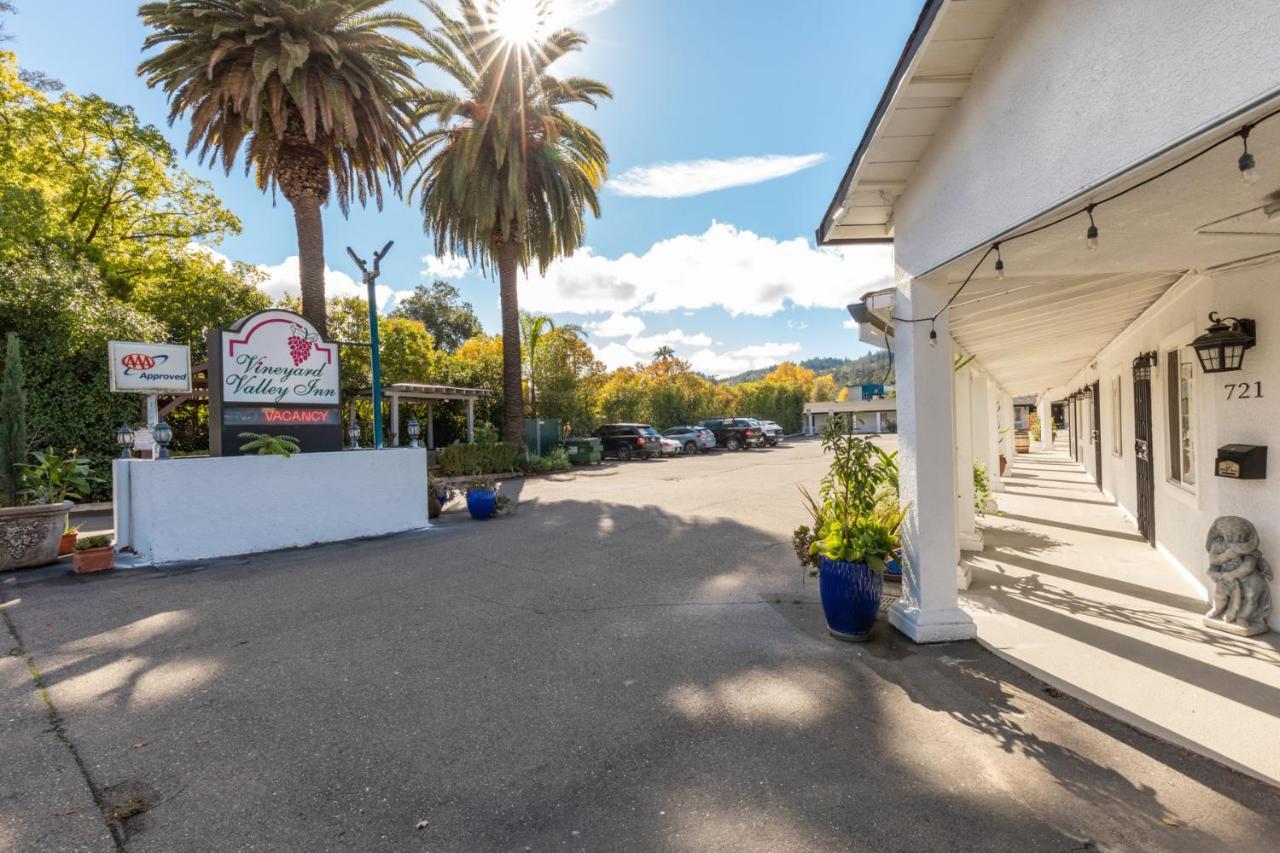 Vineyard Valley Inn Cloverdale Buitenkant foto