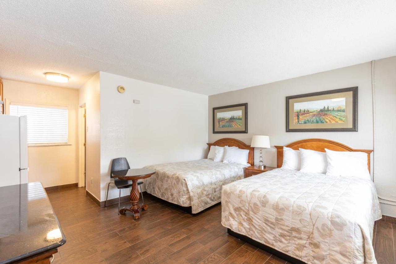 Vineyard Valley Inn Cloverdale Buitenkant foto