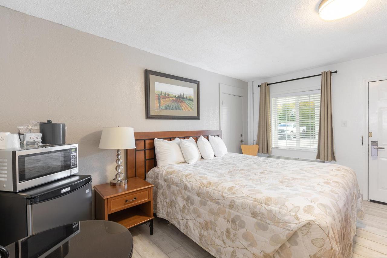Vineyard Valley Inn Cloverdale Buitenkant foto