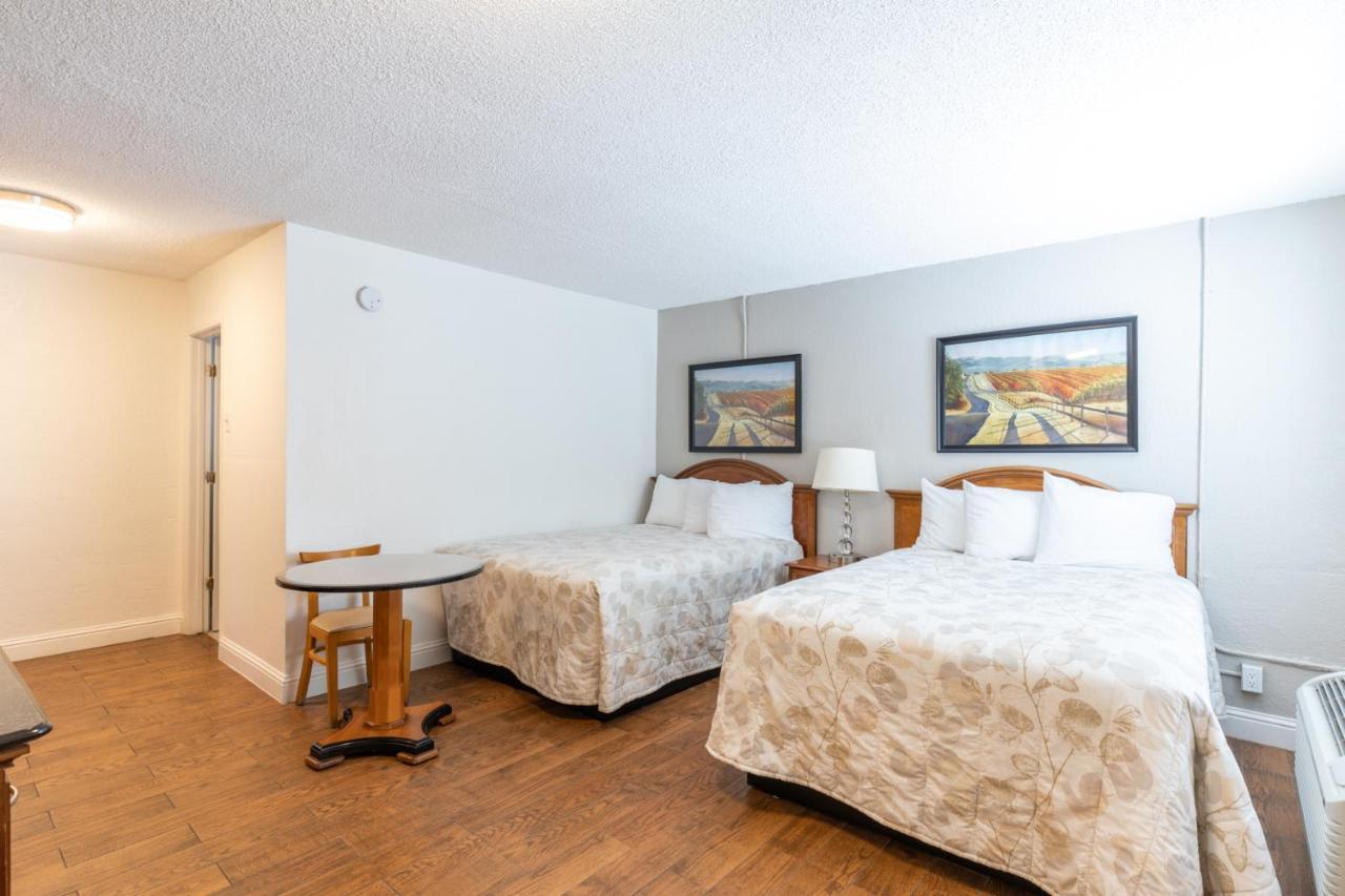 Vineyard Valley Inn Cloverdale Buitenkant foto