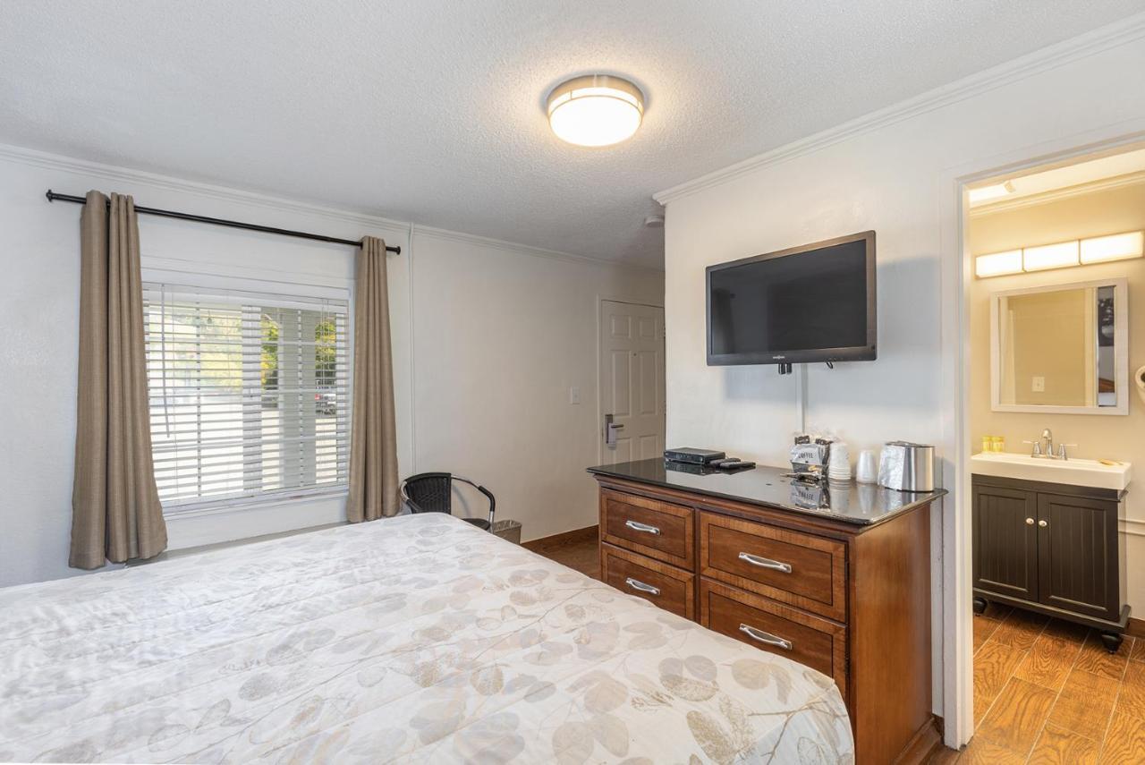 Vineyard Valley Inn Cloverdale Buitenkant foto