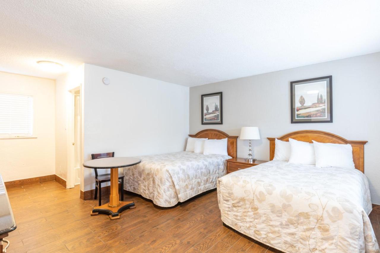 Vineyard Valley Inn Cloverdale Buitenkant foto