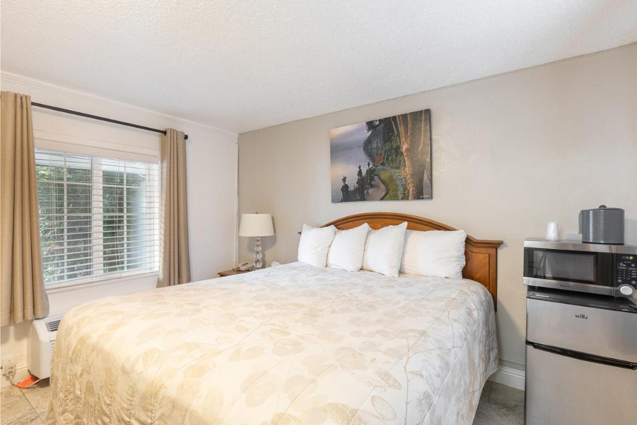 Vineyard Valley Inn Cloverdale Buitenkant foto