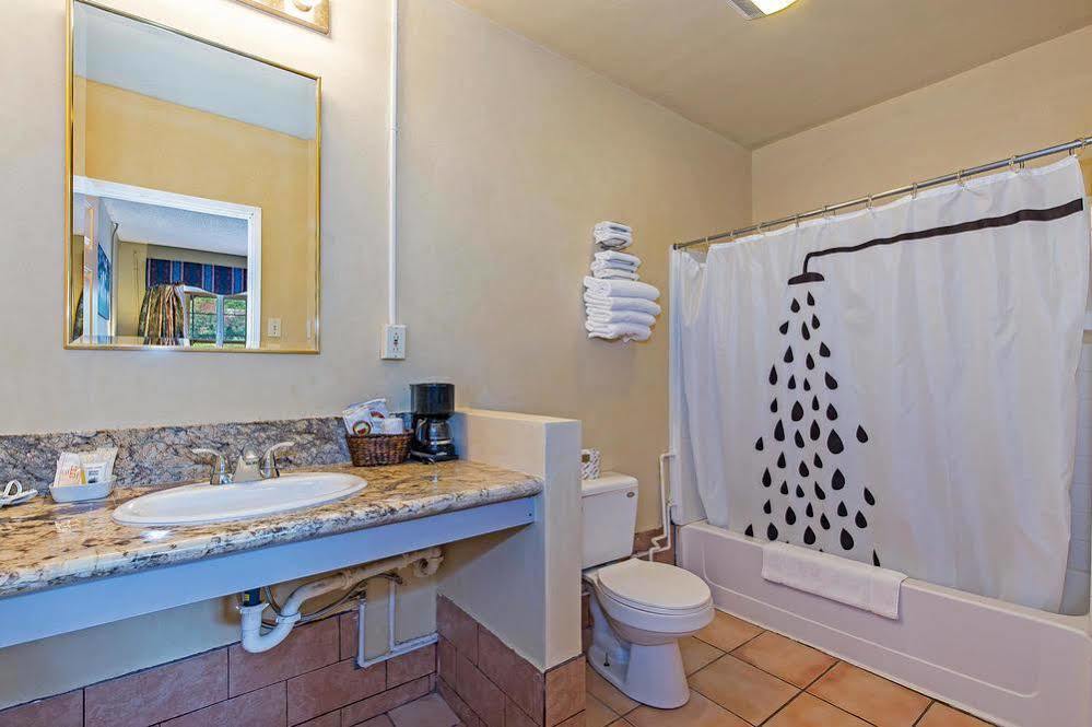 Vineyard Valley Inn Cloverdale Buitenkant foto