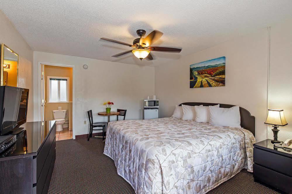 Vineyard Valley Inn Cloverdale Buitenkant foto